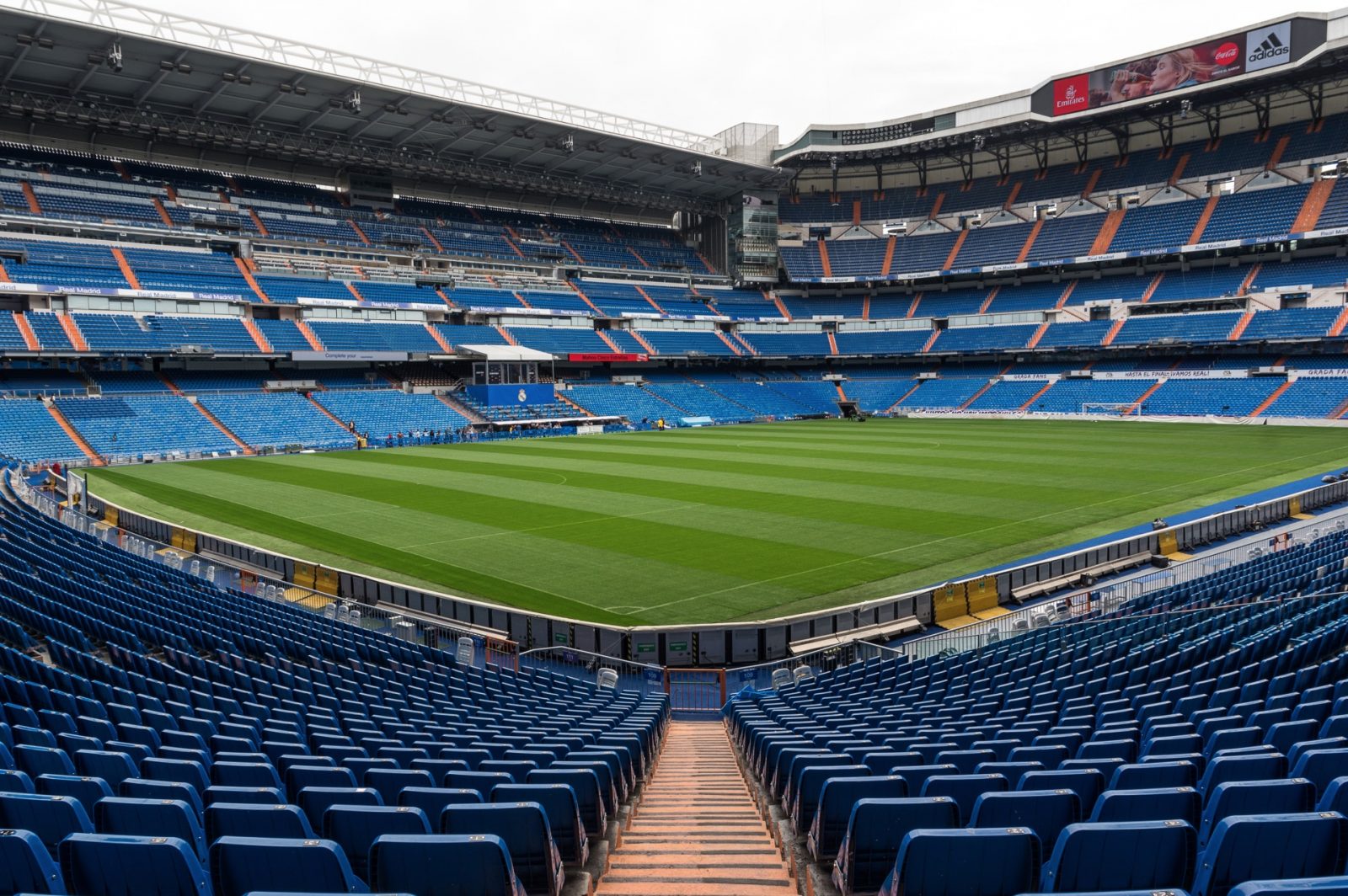 the field of stadium santiago bernabeu