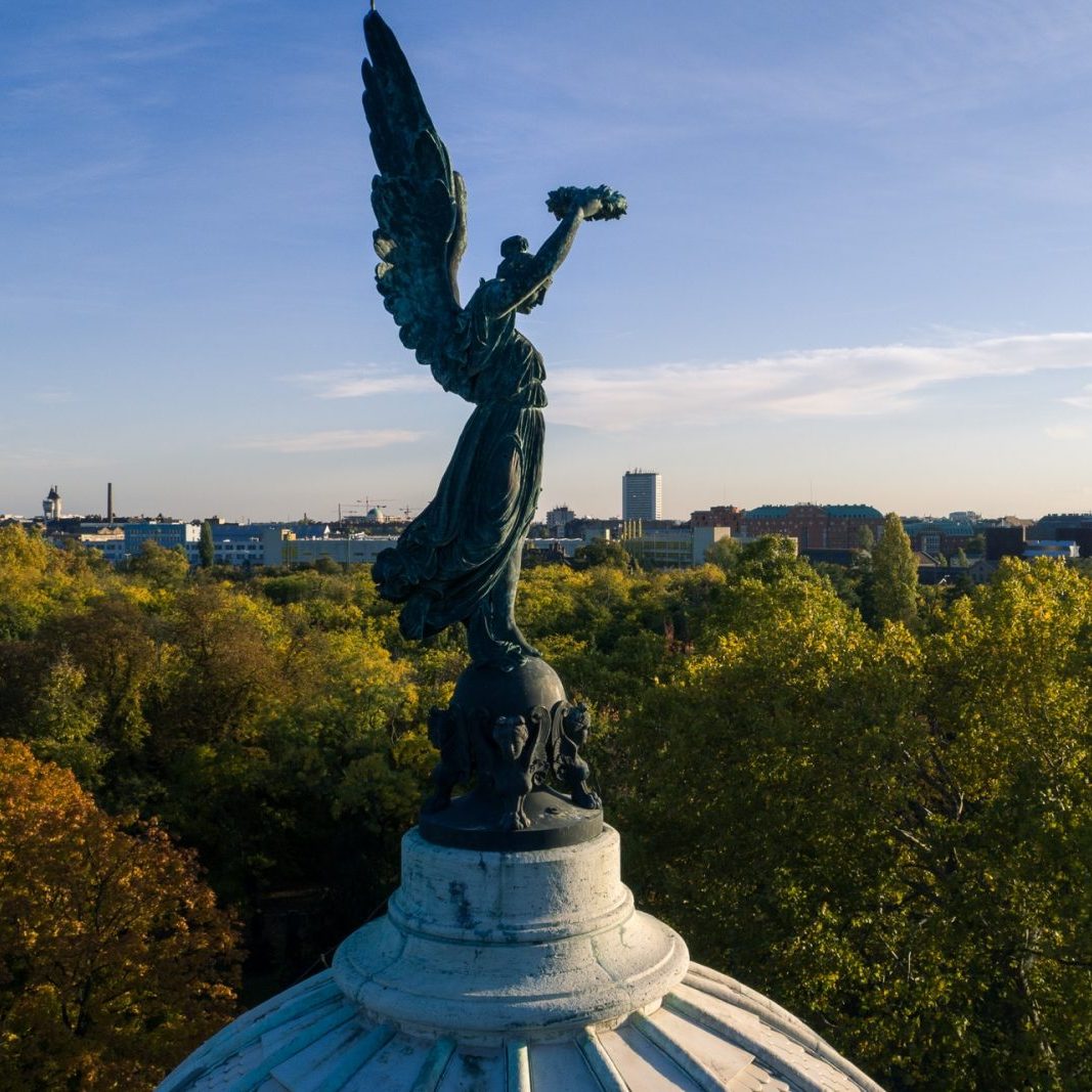 Kerepesi Cemetery : A Fascinating Necropolis in Budapest Frontpage